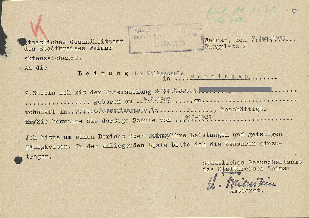 Schreiben des Weimarer Amtsarztes Freienstein an die Leitung der Volksschule in Memmingen, dass er Informationen zu Klara S.' Leistungen benötigt.