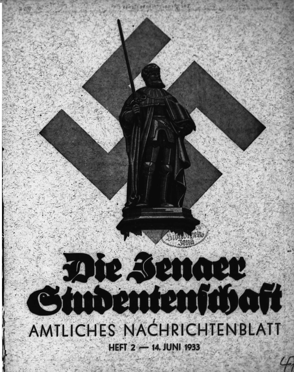 Zu sehen ist das Titelblatt des Amtlichen Nachrichtenblatts der Jenaer Studentenschaft, auf dem eine Statue vor einem riesigen Hakenkreuz prangt.