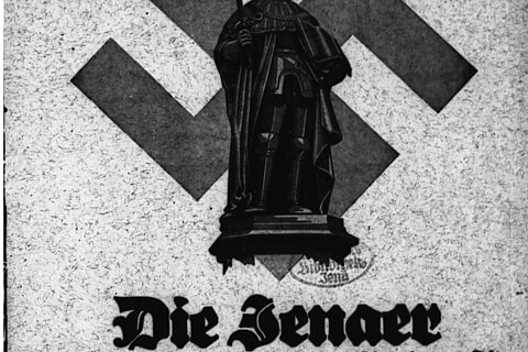 Zu sehen ist das Titelblatt des Amtlichen Nachrichtenblatts der Jenaer Studentenschaft, auf dem eine Statue vor einem riesigen Hakenkreuz prangt.