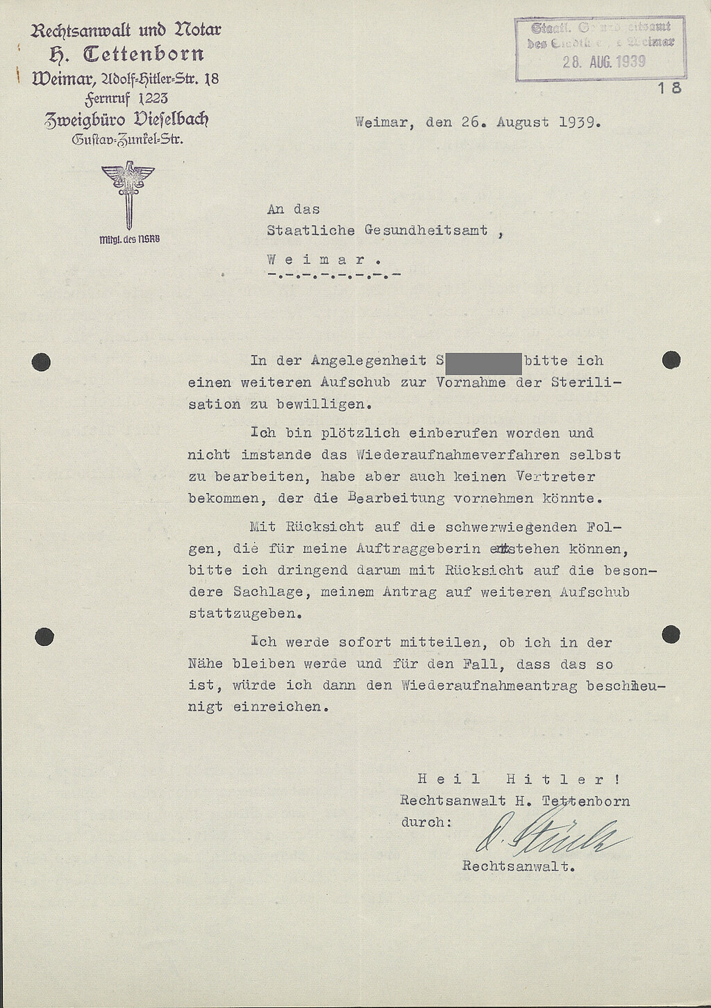 Rechtsanwalt Tettenborn bittet den Amtsarzt Freienstein um Aufschub der Sterilisation von Klara S., da er das geplante Wiederaufnahmeverfahren wegen "plötzlicher Einberufung" nicht bearbeiten kann. Der Brief wurde am 26. August 1939 verfasst.