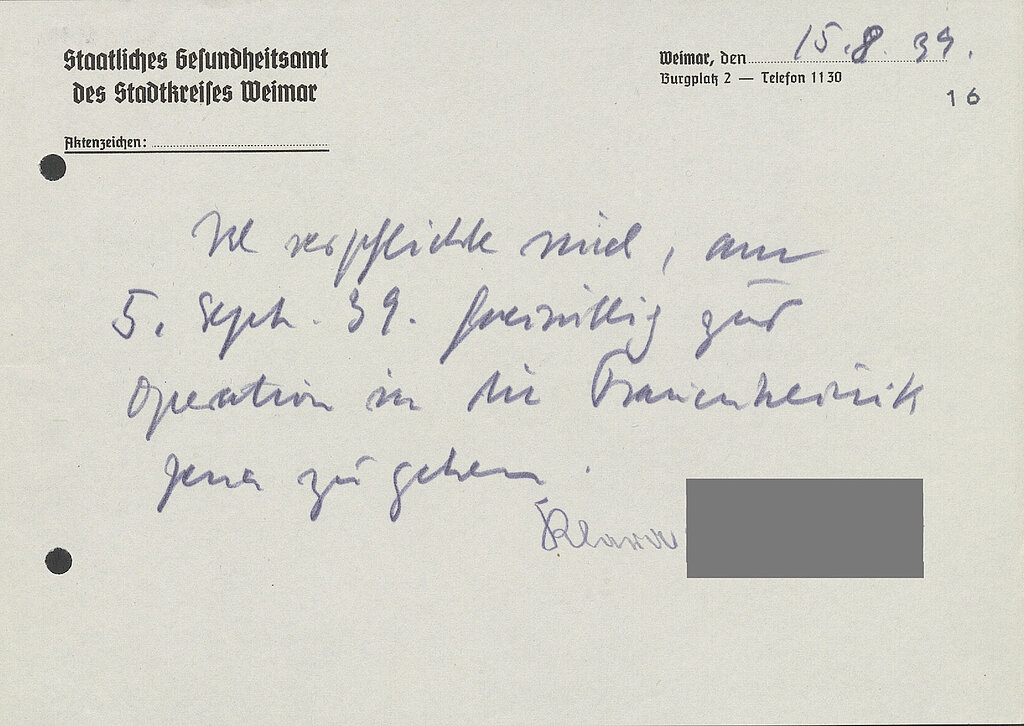 Auf dem Papier mit dem Briefkopf des Gesundheitsamtes des Stadtkreises Weimar ist von Amtsarzt handschriftlich notiert: "Ich verpflichte mich, am 5. Sept. 39 freiwillig zur Operation in die Frauenklinik Jena zu gehen." Darunter ist die Unterschrift von Klara S. zu sehen. 